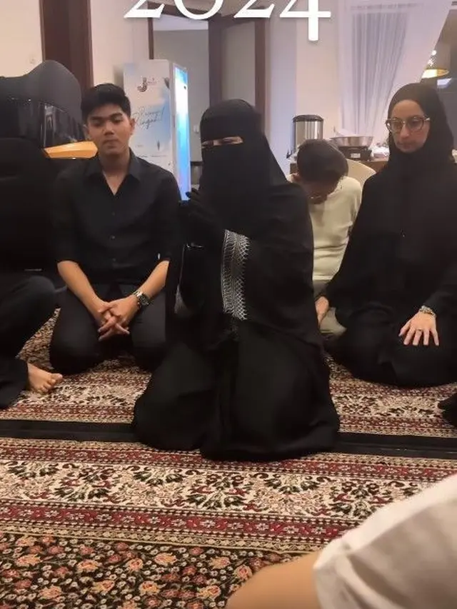 7 Potret Lesti Kejora dan Rizky Billar Rayakan Tahun Baru dengan Gelar Pengajian
