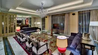 Ruang tamu di kamar tipe presidential suite Hotel Indonesia Kempinski Jakarta. (dok. Hotel Indonesia Kempinski/Dinny Mutiah)