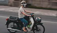 Ciri Orang Suka Naik Motor daripada Mobil Menurut Psikologi