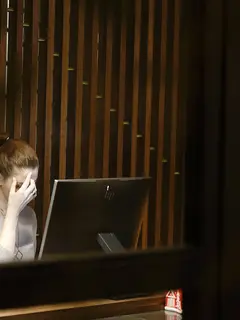 Ilustrasi stres, depresi, anxiety, lelah bekerja. (Photo By Unsplash)