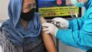 Petugas menyuntikkan vaksin COVID-19 Sinovac kepada tenaga kesehatan berusia lanjut di Puskesmas Kecamatan Jagakarsa, Jakarta, Kamis (11/2/2021). Sekitar 11 ribu nakes lansia yang berusia di atas 60 tahun saat ini menjadi prioritas penerima vaksin covid-19. (merdeka.com/Arie Basuki)