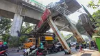 Sebuah truk truk towing pengangkut alat berat (crane) tersangkut dan merusak jembatan penyeberangan orang (JPO) di Jalan Raya Kapten Tendean, Jakarta, Selasa (14/07/2026).