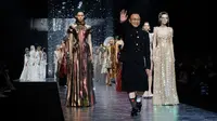 Hanyut dalam Pendar Gaun Eksperimental Eddy Betty Couture 2025
