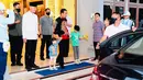 Jan Ethes dan La Lembah Manah menggandeng tangan Jokowi. Mereka tampak hendak masuk ke sebuah mobil. (Foto: Lukas - Biro Pers Sekretariat Presiden)