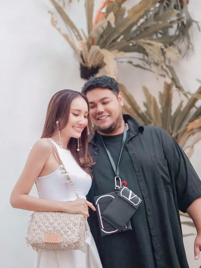 7 Potret Bella Aprilia, Model yang Dikabarkan Calon Istri Ivan Gunawan