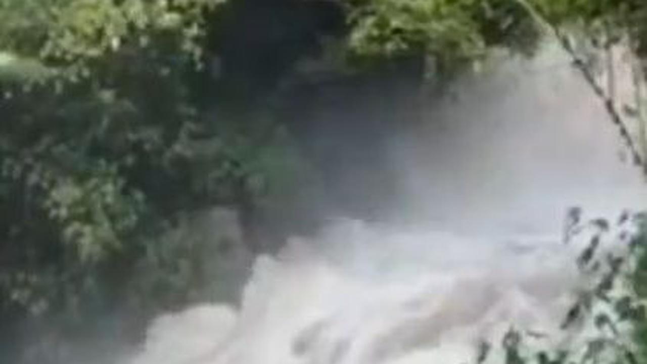 Menegangkan, Begini Momen Sekelompok Wanita Berhasil Selamatkan Diri dari Air Bah saat Main di Curug