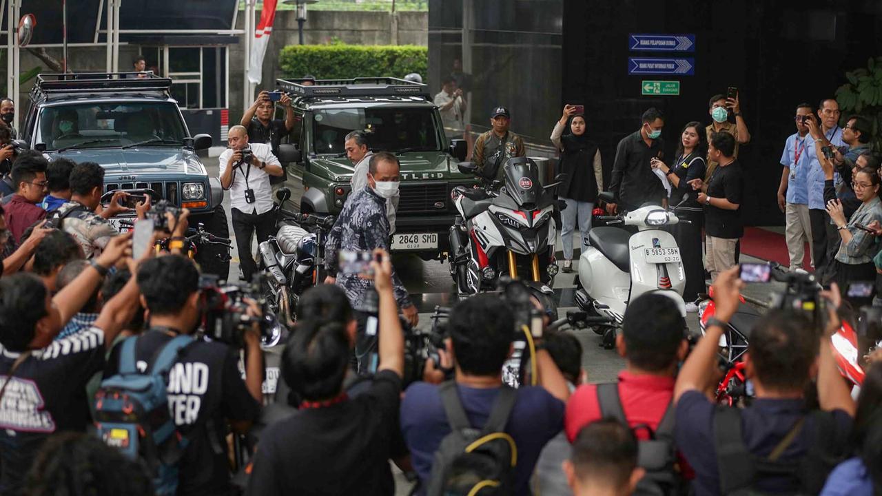 FOTO: OTT Wamenaker Noel, KPK Sita 22 Kendaraan Mewah