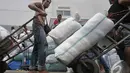  Para pekerja sedang mengangkut karung-karung yang berisi pakaian, Tanah Abang, Jakarta, Rabu (25/6/2014) (Liputan6.com/Johan Tallo)