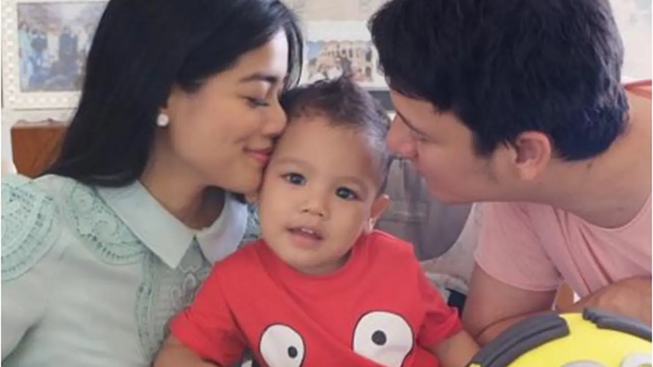 [Bintang] Titi Kamal dan Christian Sugiono dan si kecil