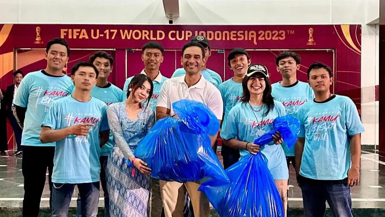 Aksi Ario Bayu bersih-bersih sampah di Piala Dunia U-17 2023