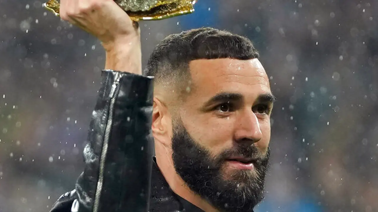 Karim Benzema Pamer Trofi Ballon d'Or 2022 di Stadion Santiago Bernabeu