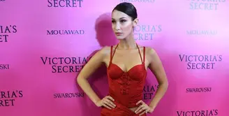 Bella Hadid kembali berlenggang di panggung megah Victoria’s Secret 2017 di Shanghai. Tak lagi bersama sang kakak, Gigi Hadid, Bella tetap tampil dengan pesona luar biasa dan senyumannya yang menarik perhatian. (AFP/Chandan Khanna)