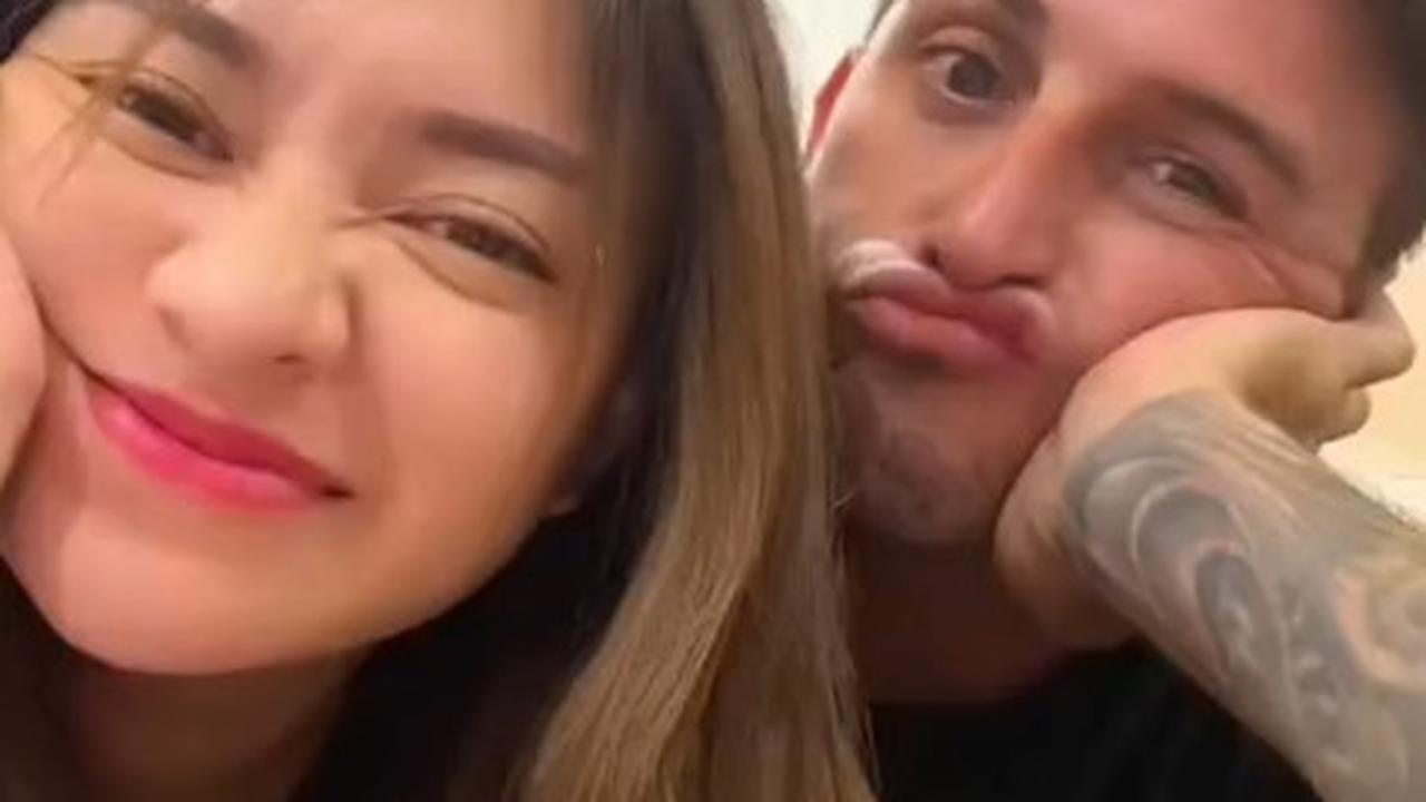 "PACARAN?? Aahh, itu hanyalah cinta murahan yang hanya bisa merusak keimanan!! Btw SHE SAID YES," tulis Ladislao, menciptakan kehebohan di Tanah Air.
