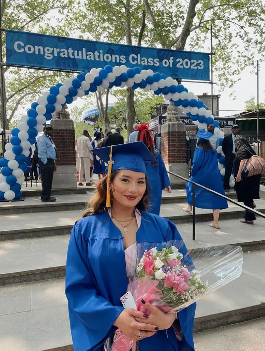 Zahwa melapisi toga birunya dengan kebaya kombinasi brokat dan satin. [Foto: IG/rezaartameviaofficial/aaliyah.massaid].