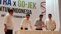 Penandatanganan kesepakatan investasi antara Astra International dan Go-Jek yang turut dihadiri Menkominfo Rudiantara di Jakarta, Senin (12/2/2018). Liputan6.com/Agustin Setyo Wardani