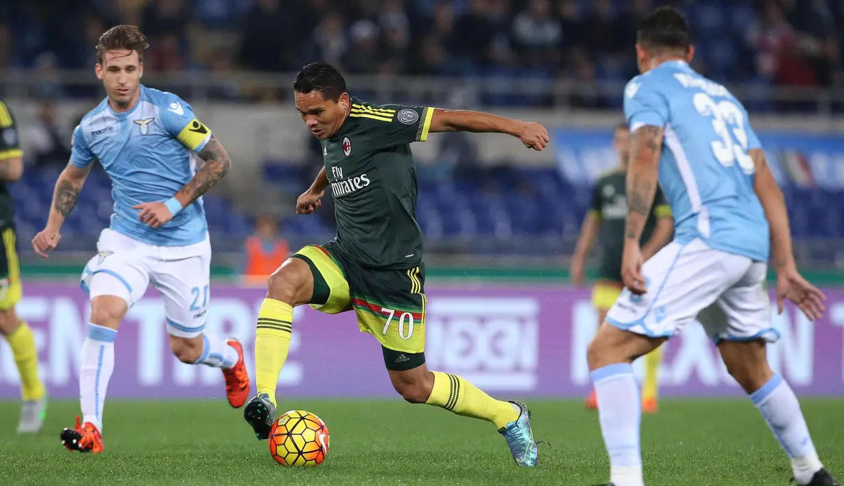 Pemain AC Milan, Carlos Bacca, berusaha melewati hadangan pemain Lazio dalam lanjutan Serie A Italia di Stadion Olimpico, Roma, Senin (2/11/2015) dini hari WIB. (EPA/Alessandro di Meo)