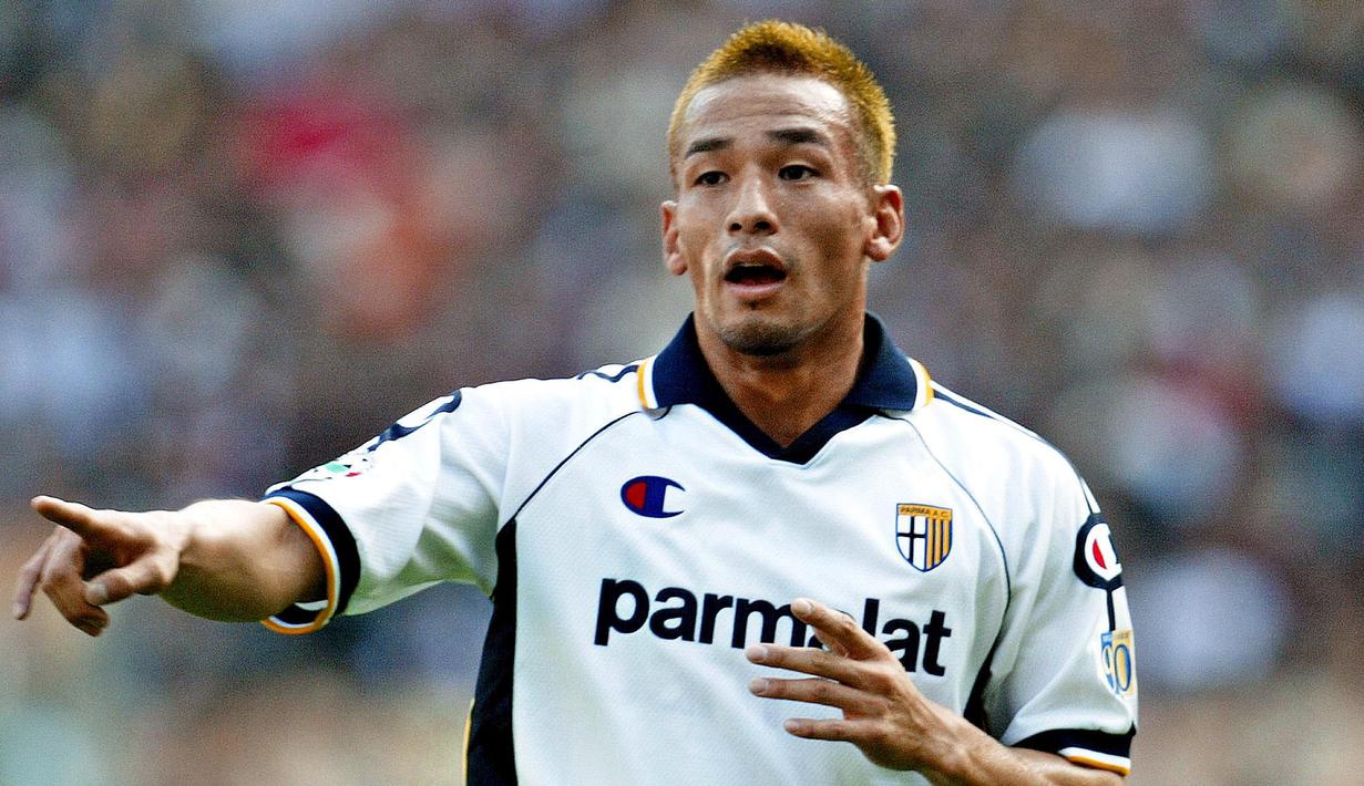 Hidetoshi Nakata merupakan pemain Asia pertama yang masuk dalam nominasi Ballon d'Or di tahun 1998. Selain itu, ia juga dinobatkan sebagai pemain Asia yang paling sering masuk dalam nominasi penghargaan individual tertinggi tersebut, yaitu pada tahun 1998, 1999, dan 2001. (AFP/Paolo Cocco)