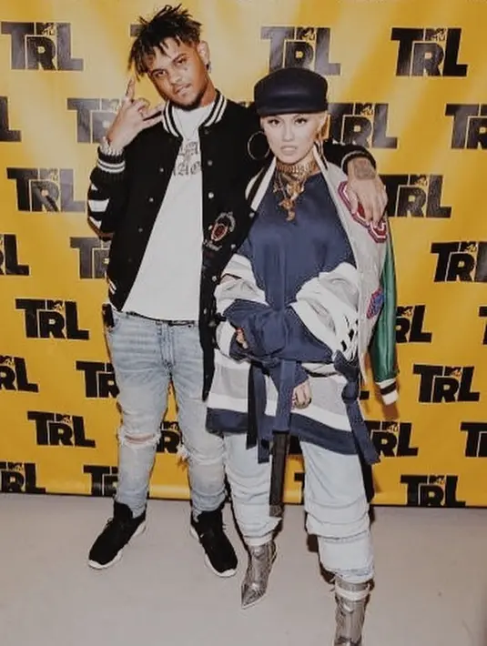 Buat kamu yang suka banget sama musik Hip Hop, coba tebak deh Agnez Mo foto bareng siapa? Yup, bener banget! Smokepurpp!