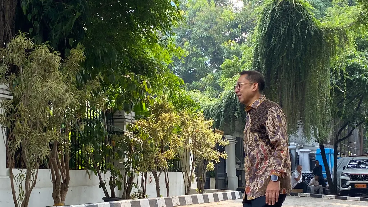 Politikus Partai Gerindra Fadli Zon hadir di Kertanegara saat Prabowo Subianto memanggil calon menteri di kabinet mendatang.