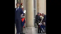 Seorang tentara Prancis pingsan saat bertugas melakukan penjagaan ketika Presiden Emmanuel Macron menyambut Presiden Madagaskar Andry Rajoelina. (Tangkapan layar Twitter/@PhoenixCNE_News)