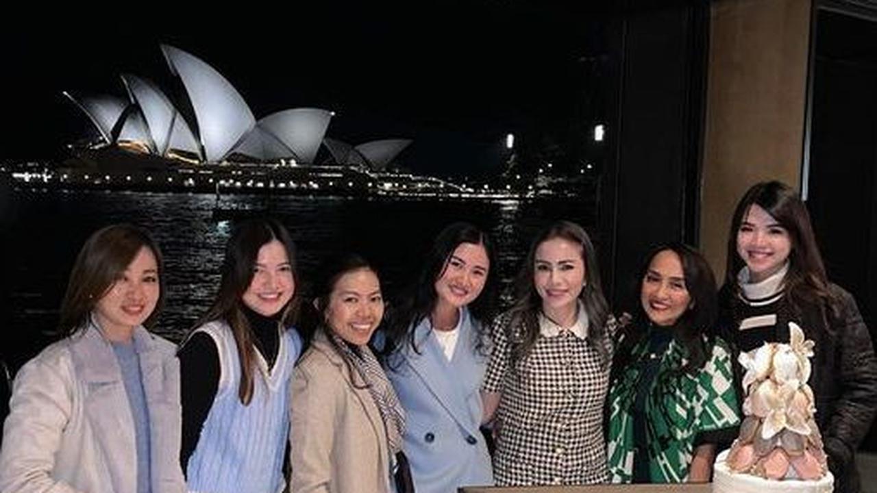 Momo Geisha mengucap rasa syukur di momen ulang tahunnya. Momo Geisha bisa berkumpul bersama keluarga dan orang-orang terdekatnya di hari istimewanya tersebut.