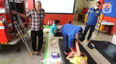 Petugas Damkar mengobati seorang anak yang mengalami patah tulang di Pos Damkar Ciganjur, Jagakarsa, Jakarta Selatan, Rabu (2/12/2020). Setiap Minggunya beragam pasien yang rata-rata mengalami patah tulang dari kawasan Jakarta, Tangerang, dan Depok datang berobat. (merdeka.com/Arie Basuki)