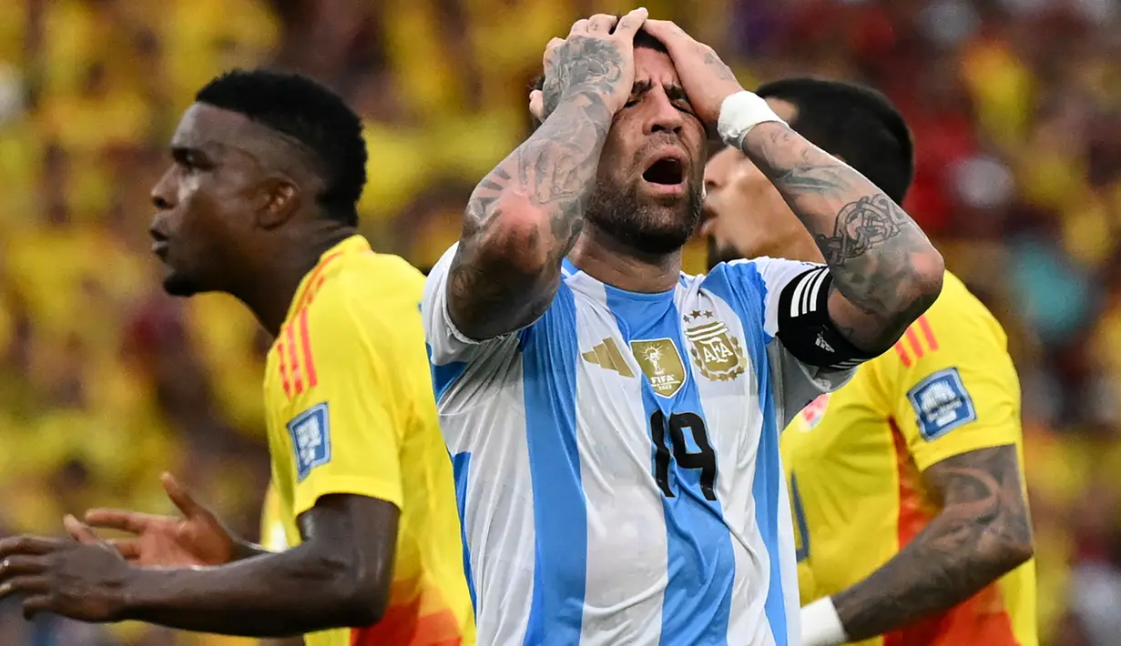 Bek Argentina, Nicolas Otamendi bereaksi selama pertandingan kualifikasi Piala Dunia FIFA 2026 Amerika Selatan melawan Kolombia, di stadion Metropolitano Roberto MelÈndez, Barranquilla, Kolombia, pada 10 September 2024 atau Rabu (11/9/2024) dini hari WIB. (Raul ARBOLEDA/AFP)