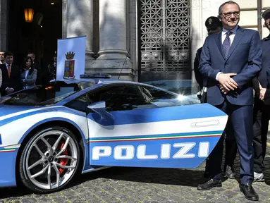 CEO Lamborghini, Stefano Domenicali menyerahkan Lamborghini Huracan untuk kepolisian negara Italia dalam ssebuah seremoni di Kementerian Dalam Negeri di Roma, 30 Maret 2017. Supercar tersebut dilabeli Lamborghini Huracan Polizia. (Andreas SOLARO/AFP)