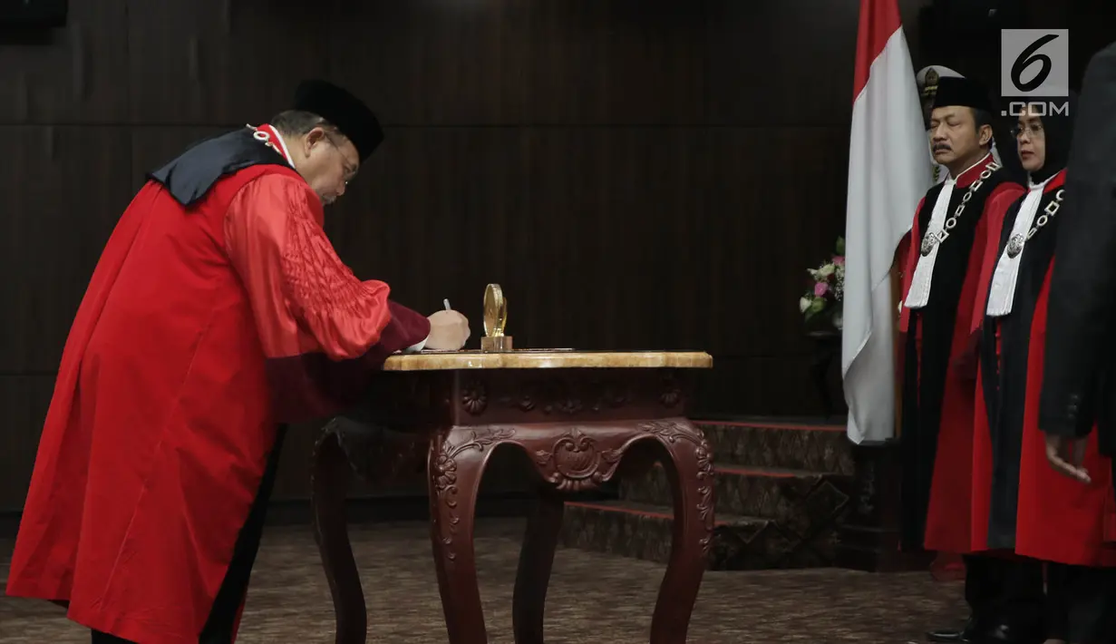 Hakim Konstitusi Aswanto membubuhkan tanda tangan saat pengambilan sumpah jabatan Wakil Ketua Mahkamah Konstitusi (MK) di Gedung Mahkamah Konstitusi, Jakarta, Selasa (26/3). Aswanto terpilih sebagai Wakil Ketua MK periode 2019-2021 lewat mekanisme pemungutan suara. (merdeka.com/ Iqbal S. Nugroho)