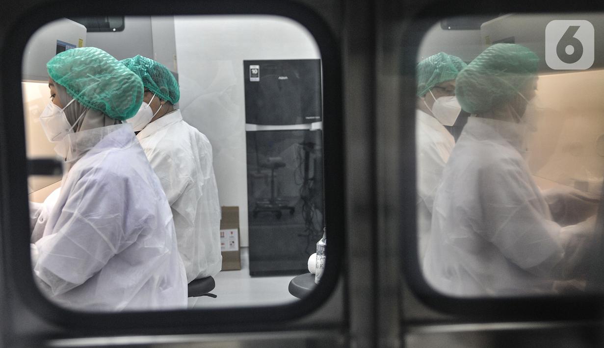 Tim medis mendata sampel sebelum diuji di laboratorium pemeriksaan Covid-19 di Labkesda DKI Jakarta, Selasa (4/8/2020). Labkesda DKI yang berjejaring dengan 47 lab se-Jakarta dalam sehari tercatat mampu menguji hampir 10.000 spesimen Covid-19 dengan metode PCR. (merdeka.com/Iqbal Nugroho)
