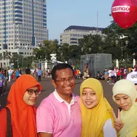 Dahlan Iskan sering diminta foto bareng orang-orang yang dijumpainya.