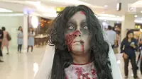 Cosplay kuntilanak berada di pusat perbelanjaan kawasan Sudirman, Jakarta, Selasa (31/10). Salah satu pusat perbelanjaan di kawasan Sudirman menghadirkan 3 cosplay, Zombie, Kuntilanak dan valak merayakan hari Halloween. (Liputan6.com/Herman Zakharia)