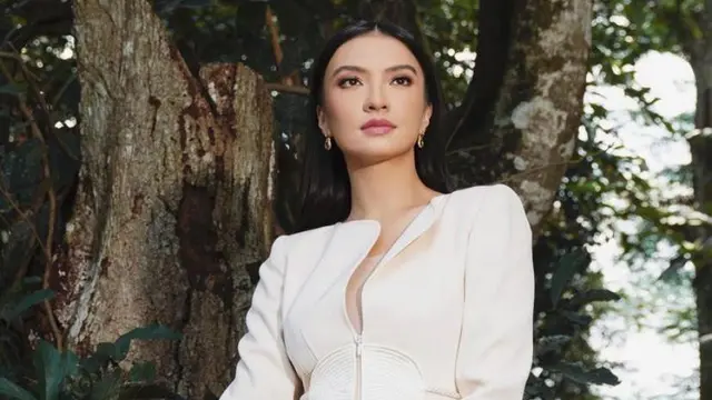 8 Potret Gaya Awet Muda Raline Shah di Usia 37 Tahun dengan Outfit Kasual hingga Glamor Stylish