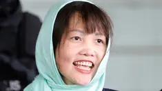 WN Vietnam yang menjadi tersangka kasus pembunuhan Kim Jong-nam, Doan Thi Huong meninggalkan Pengadilan Tinggi Shah Alam di Malaysia, Senin (1/4). Jaksa penuntut Malaysia membatalkan dakwaan terhadap Doan Thi Huong setelah mengaku bersalah atas tuduhan yang lebih ringan. (AP/Vincent Thian)