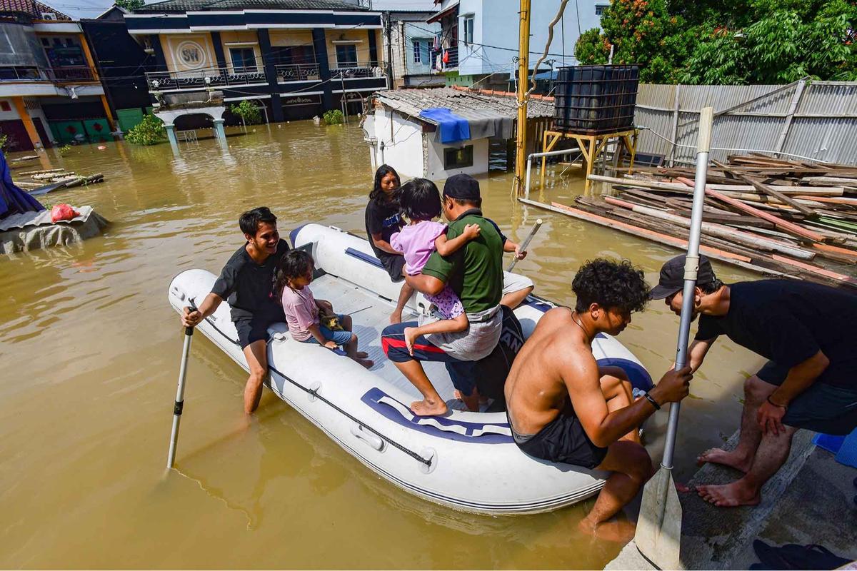 FOTO: Banjir Luapan Kali Angke, Pemuda Tangerang Bahu-Membahu Evakuasi Warga