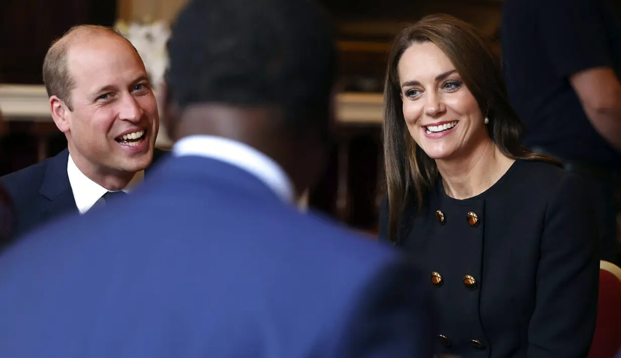 Pangeran William dan Kate Middleton bertemu relawan dan staf yang bertugas dalam pemakaman Ratu Elizabeth II.  (Ian Vogler/Pool Photo via AP)