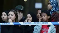 Warga menyaksikan kebakaran apartemen London. (AFP)