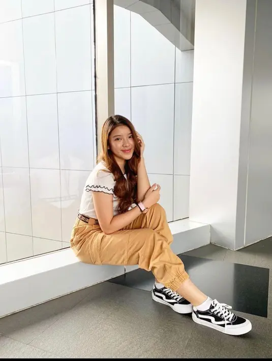 Jika kamu ingin tampil santai namun tetap rapi, maka jogger adalah pilihan yang tepat untukmu, lho. (instagram/tiaraandini)