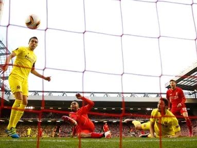 Gelandang Villarreal, Bruno Soriano saat melakukan gol ke gawangnya sendiri saat melawan Liverpool pada leg kedua liga Europa di stadion Anfield, Liverpool, Inggris, (5/6). Liverpool menang atas Villarreal dengan skor 3-0. (Reuters/Phil Noble)