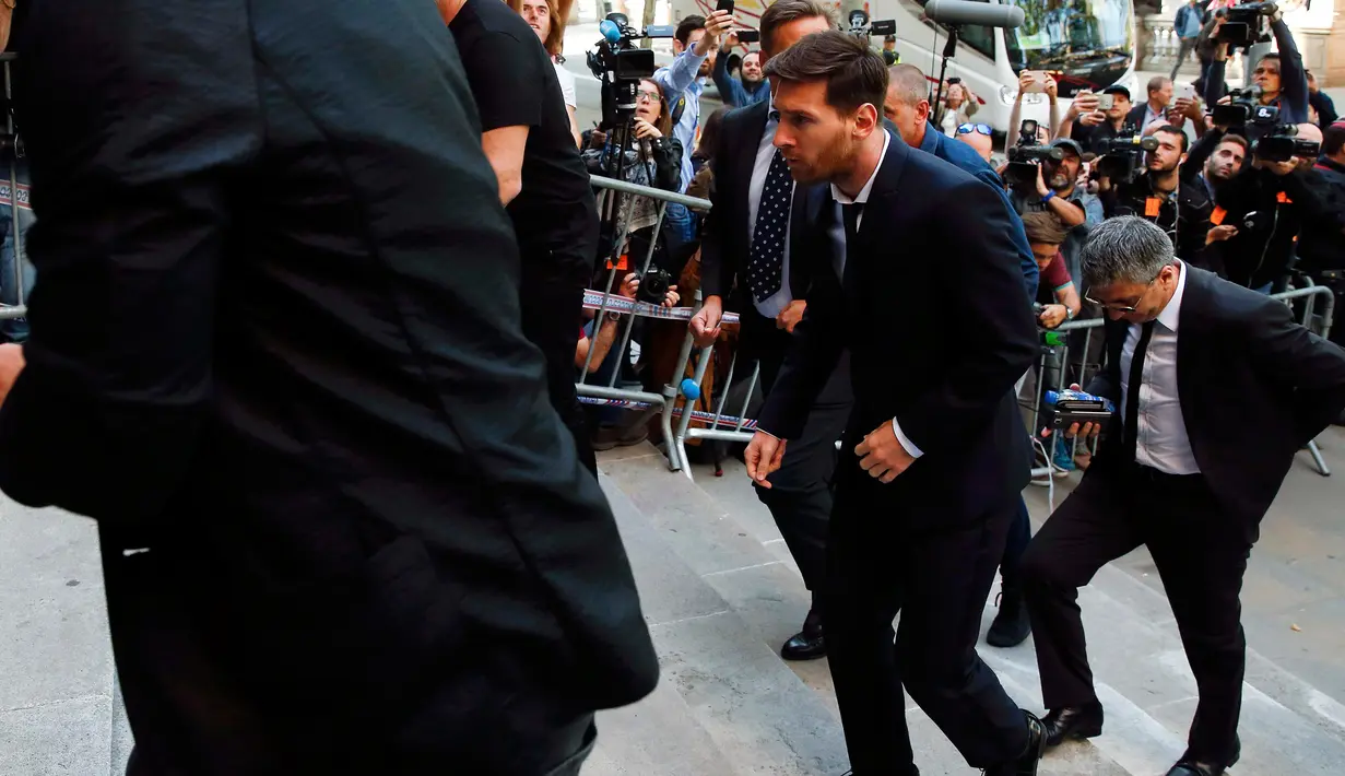Lionel Messi berjalan menaiki anak tangga di pengadilan untuk menjalani sidang terkait tuduhan penggelapan pajak di Barcelona, Spanyol, (2/6). Messi dituduh sudah menggelapkan pajak sebesar 4,1 juta euro (Rp 62,2 Miliar). (REUTERS/Albert Gea)