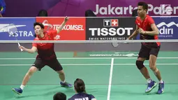 Ganda campuran Indonesia, Tontowi Ahmad/Liliyana Natsir mengembalikan kok ke arah Lee Chun Hei R/Chau Hoi Wah (Hong Kong) di perempat final Bulutangkis Asian Games 2018 di Istora Kompleks GBK, Jakarta, Sabtu (25/8). (Liputan6.com/Helmi Fithriansyah)