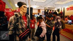 Pengunjung melihat-lihat salah satu produk yang dipamerkan di Indofest 2017 di Hall B Jakarta Convention Centre, Jakarta, Jumat (12/5). Indofest 2017 memamerkan dan memasarkan sejumlah produk berkegiatan di alam bebas. (Liputan6.com/Helmi Fithriansyah)