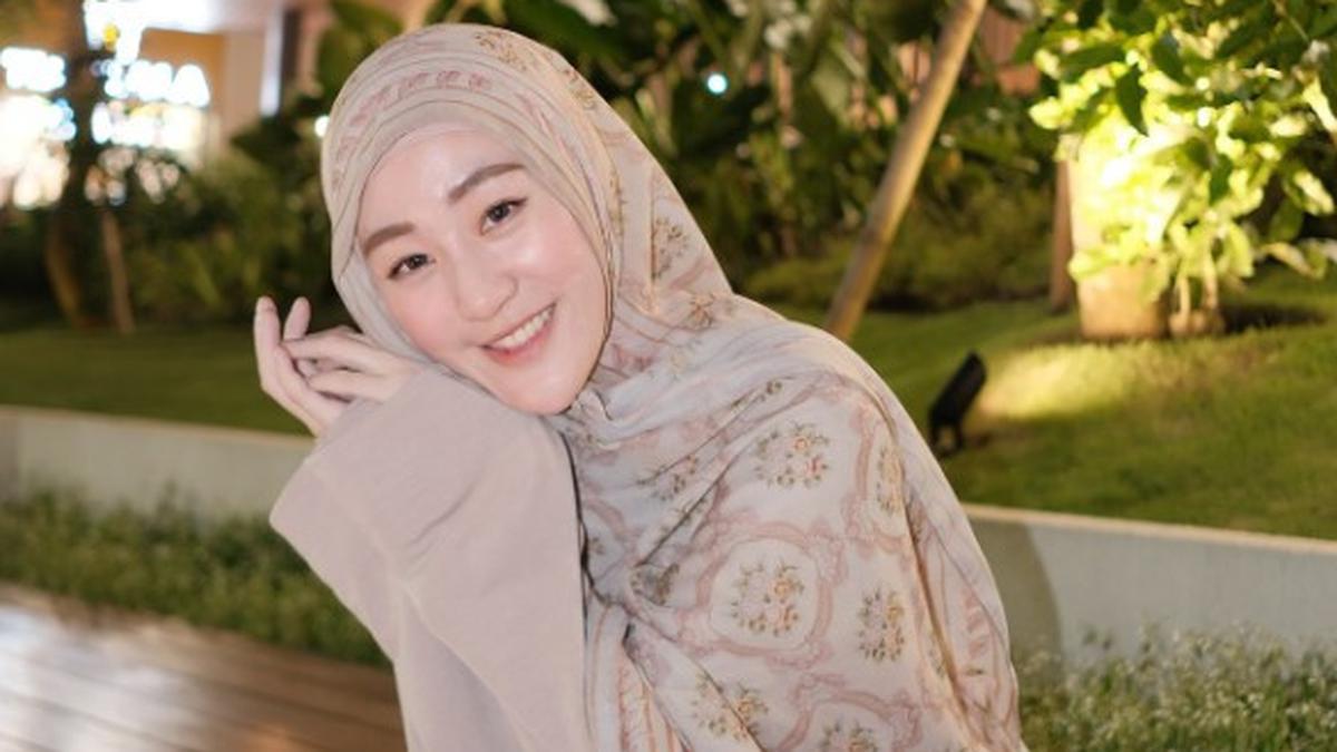 Potret Larissa Chou dengan Hijab Motif, Inspirasi Gaya Muslimah 2025 untuk Ibu Muda