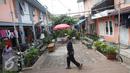 Warga beraktivitas di Kampung Deret Petogogan, Jakarta Selatan, Selasa (12/7). Wagub DKI Jakarta Djarot Saiful Hidayat akan memprioritaskan pembangunan rusun dan program kampung deret pada tahun 2017 mendatang. (Liputan6.com/Immanuel Antonius)