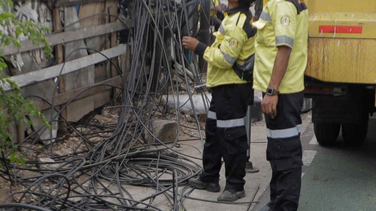 Petugas Dinas Bina Marga DKI Jakarta saat melakukan penataan kabel utilitas di kawasan Kapten Tendean.