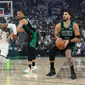 Pemain Celtics Jayson Tatum lepas dari penjagaan pemain Celtics di play-off NBA (AFP)