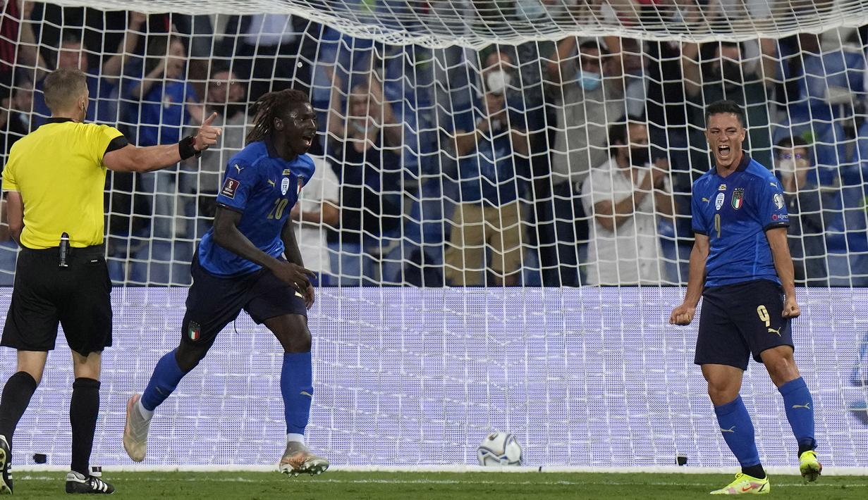 Kean berhasil menyumbangkan dua gol Gli Azzurri ke gawang Lithuania. Dirinya juga secara terus menerus lancarkan serangan sehingga menjadi momok menakutkan bagi lini belakang Lithuania. (Foto: AP/Luca Bruno)
