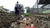 Sampah yang menumpuk di sepanjang parit di Pontianak menjadi sasaran para pengumpul sampah. (Liputan6.com/Raden AMP)