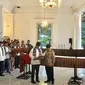 Gubernur DKI Jakarta Anies Baswedan menerima pemberian sebuah golok raksasa bernama Si Rajut. (Liputan6.com/Ratu Annisaa Suryasumirat)