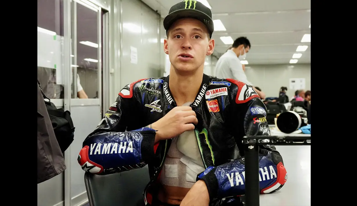 Fabio Quartararo mengalami kecelakaan saat balapan MotoGP Aragon 2022 yang baru melewati tiga tikungan. (AFP/Toshifumi Kitamura)